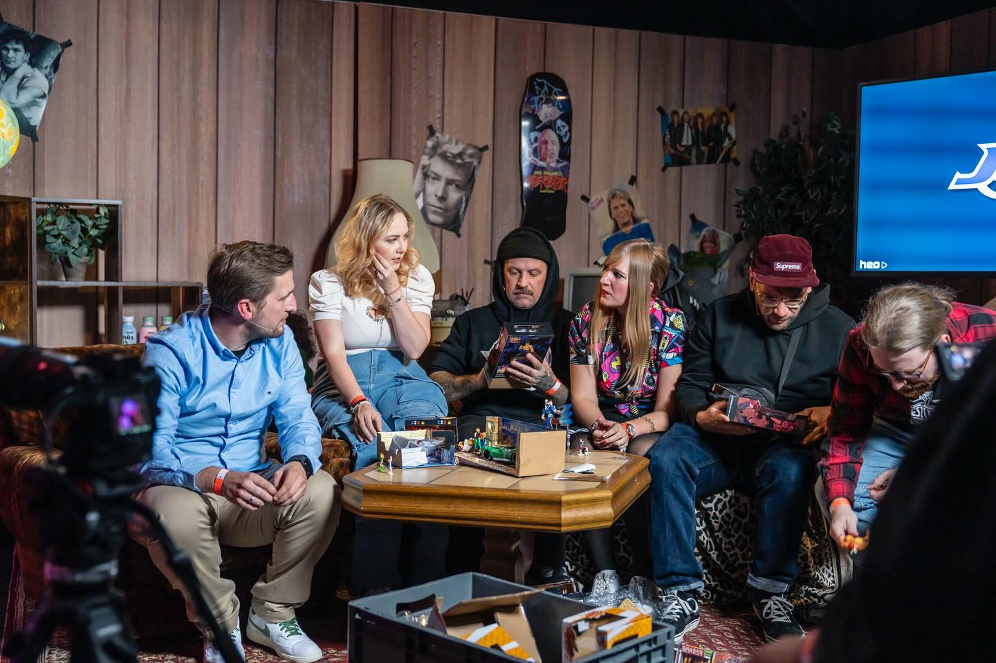 Erwachsene Fans und Hosts im Gespräch über Collectibles